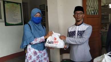 MCCC Kota Bandung Bagikan Ratusan Paket Sembako, Masker dan Hands Senitazer MCCC Kota Bandung Bagikan Ratusan Paket Sembako, Masker dan Hands Senitazer