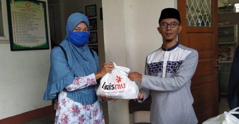 MCCC Kota Bandung Bagikan Ratusan Paket Sembako, Masker dan Hands Senitazer MCCC Kota Bandung Bagikan Ratusan Paket Sembako, Masker dan Hands Senitazer