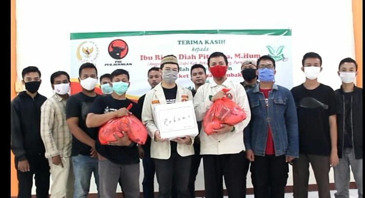 Rieke “Oneng” salurkan Bantuan melalui Pemuda Muhammadiyah Kab.Bekasi. Rieke “Oneng” salurkan Bantuan melalui Pemuda Muhammadiyah Kab.Bekasi.
