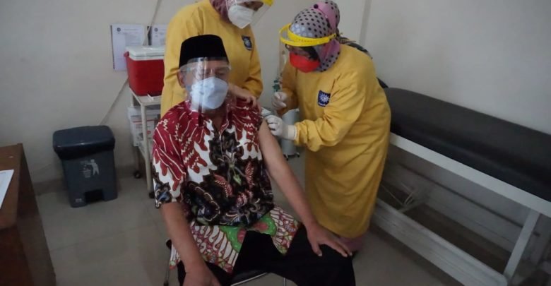 Ketua PP Muhammadiyah divaksinasi di RS. Muhammadiyah Bandung Ketua PP Muhammadiyah divaksinasi di RS. Muhammadiyah Bandung