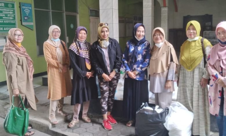 Jumat Berkah, PC Aisyiyah Sumedang Selatan Bersama Grup Senam Aisyiyah Rutin Bagikan Nasi Kotak Jumat Berkah, PC Aisyiyah Sumedang Selatan Bersama Grup Senam Aisyiyah Rutin Bagikan Nasi Kotak