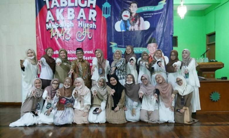 Santriwati Mualimat Yogyakarta Persembahkan Tabligh Akbar Sebagai Penutup Kegiatan Mubaligh Hijrah di Sumbersari Santriwati Mualimat Yogyakarta Persembahkan Tabligh Akbar Sebagai Penutup Kegiatan Mubaligh Hijrah di Sumbersari