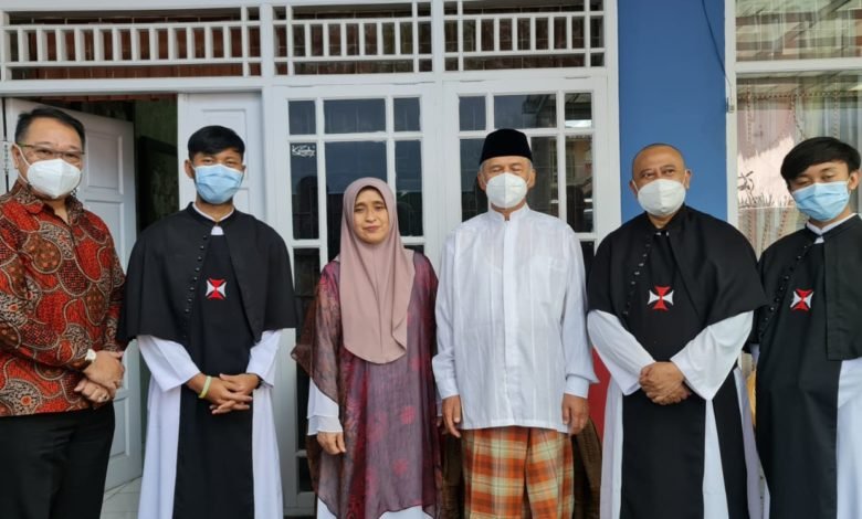 Hari Pertama Lebaran Uskup Agung Bandung Sambangi Ketua PP Muhammadiyah Hari Pertama Lebaran Uskup Agung Bandung Sambangi Ketua PP Muhammadiyah