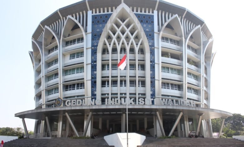 Fakultas Hukum UMS Dinobatkan Sebagai PTS Terbaik Indonesia Fakultas Hukum UMS Dinobatkan Sebagai PTS Terbaik Indonesia