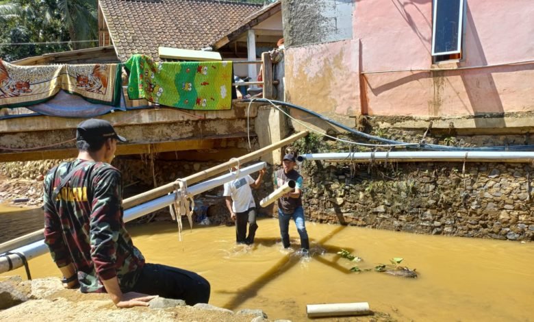 Muhammadiyah Bangun Hunian Darurat dan Alirkan Air Bersih untuk Korban Banjir Longsor Desa Cibunian dan Desa Purasari Muhammadiyah Bangun Hunian Darurat dan Alirkan Air Bersih untuk Korban Banjir Longsor Desa Cibunian dan Desa Purasari