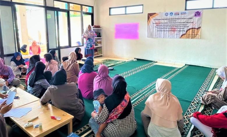 Suksesnya Penyuluhan Kesehatan dan Revitalisasi Posyandu Shofa 11C oleh Tim Pengabdian Masyarakat Pemula UM Bandung Suksesnya Penyuluhan Kesehatan dan Revitalisasi Posyandu Shofa 11C oleh Tim Pengabdian Masyarakat Pemula UM Bandung