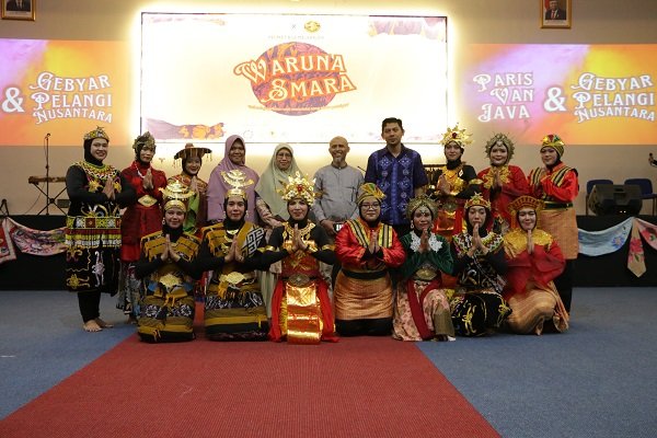 Meriahnya Pembukaan Waruna Smara LSBO Jabar dengan Tarian Pelangi Nusantara dan Paris Van Java Meriahnya Pembukaan Waruna Smara LSBO Jabar dengan Tarian Pelangi Nusantara dan Paris Van Java