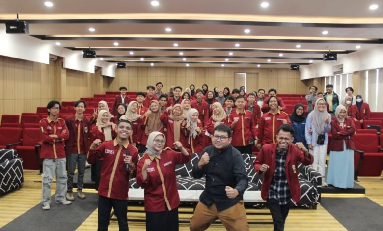 Komika Muhammadiyah, Yusril Fahriza Menjadi Narasumber dalam Seminar Literasi Digital Komika Muhammadiyah, Yusril Fahriza Menjadi Narasumber dalam Seminar Literasi Digital