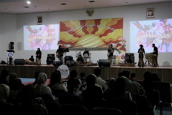 Mahasiswa Manajemen UM Bandung Tampilkan Ragam Kreativitas dalam Fegent 2024 Mahasiswa Manajemen UM Bandung Tampilkan Ragam Kreativitas dalam Fegent 2024