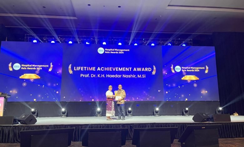 Haedar Nashir Dianugerahi Lifetime Achievement Award dari Hospital Management Asia Awards Haedar Nashir Dianugerahi Lifetime Achievement Award dari Hospital Management Asia Awards