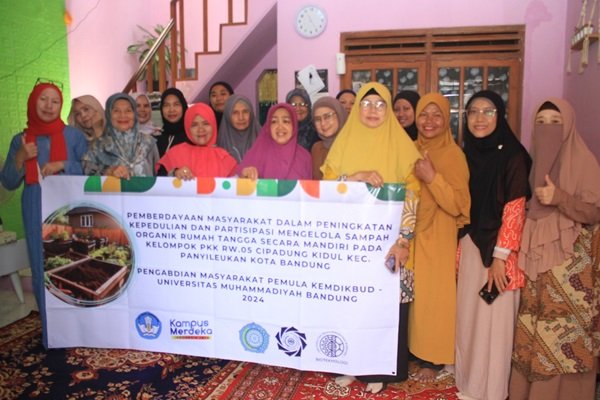 UM Bandung Latih Warga Cipadung Kidul Terampil Mengompos dan Mengurangi Sampah UM Bandung Latih Warga Cipadung Kidul Terampil Mengompos dan Mengurangi Sampah