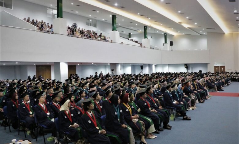 UM Bandung Gelar Wisuda ke-7, Luluskan 404 Sarjana Berprestasi UM Bandung Gelar Wisuda ke-7, Luluskan 404 Sarjana Berprestasi