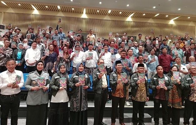 KADIN Bersama SUMU Gelar Talkshow dan Peluncuran Buku “Bangkitnya Kewirausahaan Sosial di Indonesia: Kisah Muhammadiyah” KADIN Bersama SUMU Gelar Talkshow dan Peluncuran Buku “Bangkitnya Kewirausahaan Sosial di Indonesia: Kisah Muhammadiyah”