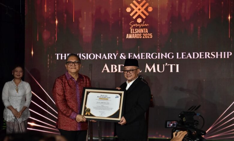 Mendikdasmen Raih Penghargaan The Visionary and Emerging Leadership di Elshinta Award 2025 Mendikdasmen Raih Penghargaan The Visionary and Emerging Leadership di Elshinta Award 2025