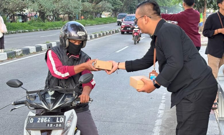 UM Bandung Tunjukkan Kepedulian Sosial Lewat Aksi Berbagi Takjil UM Bandung Tunjukkan Kepedulian Sosial Lewat Aksi Berbagi Takjil
