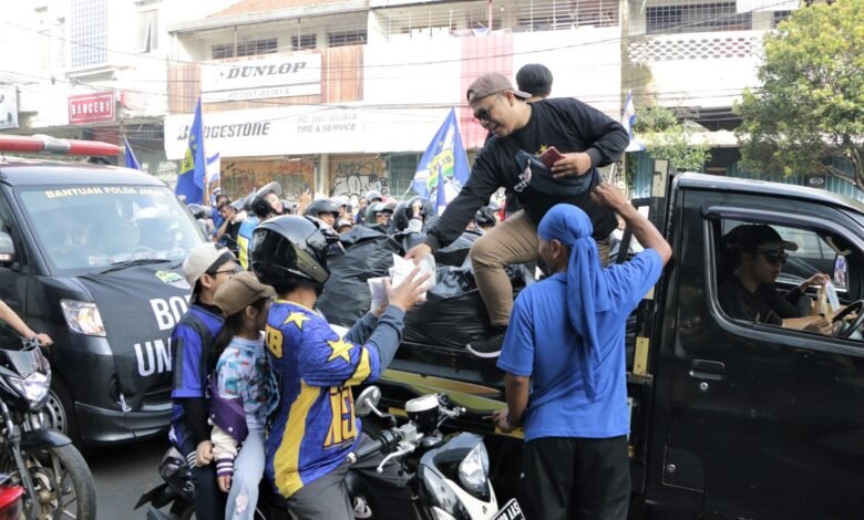 UM Bandung Bagikan 3.000 Snack Gratis di Tengah Euforia Juara Persib Bandung UM Bandung Bagikan 3.000 Snack Gratis di Tengah Euforia Juara Persib Bandung