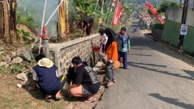 Mahasiswa UM Bandung Bersama Warga Cikole Kompak Ciptakan Lingkungan Nyaman dan Asri