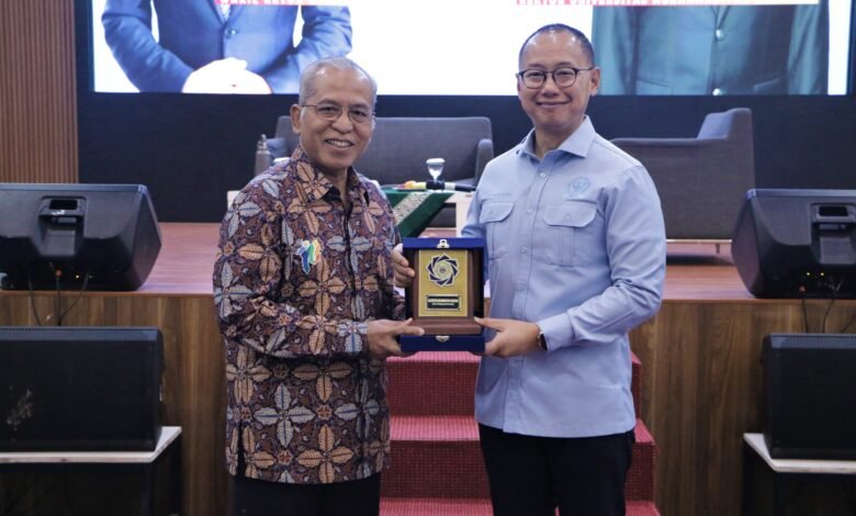 Indonesia di Persimpangan Kritis Transisi Energi Indonesia di Persimpangan Kritis Transisi Energi