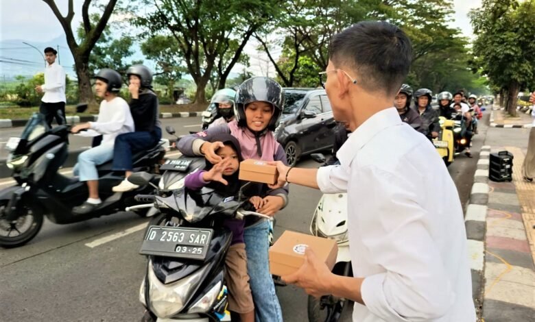 Tebar Kepedulian Sosial, UM Bandung Bagikan Takjil pada Masyarakat Tebar Kepedulian Sosial, UM Bandung Bagikan Takjil pada Masyarakat