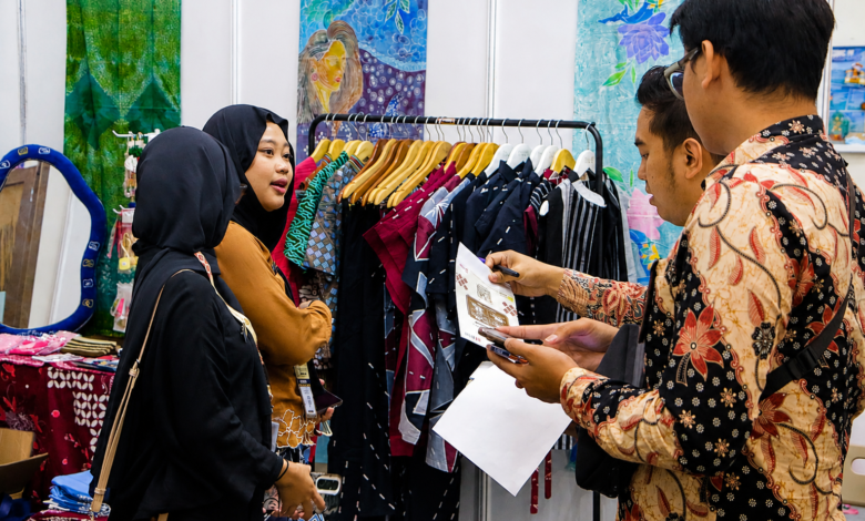 Batik Mahasiswa Prodi KTF UM Bandung Menyapa Panggung Nasional Batik Mahasiswa Prodi KTF UM Bandung Menyapa Panggung Nasional